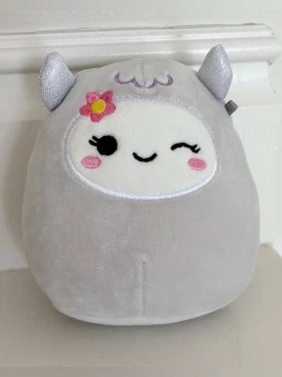 Squishmallows Riah the Yeti 5” Plush - Picture 5 of 7